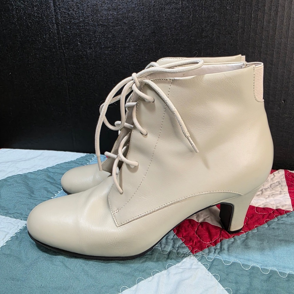 Classique Ankle Boots Women 10M Cream Beige Leather Lace Up Kitten Heel